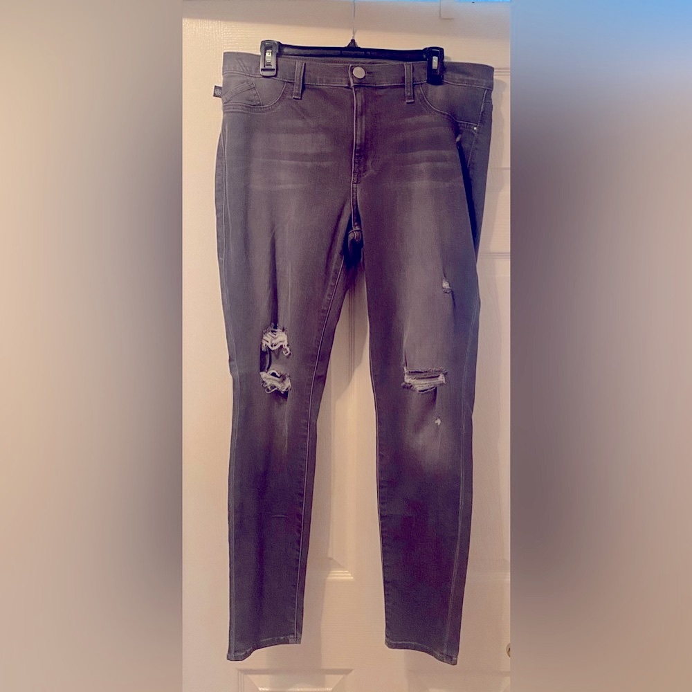 Rock n’ Republic hole jeans in excellent condition! Black/dark grey color.